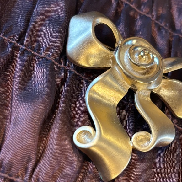Vtg Givenchy Ribbon/ Bow Gold Brooch🎀 - Picture 5 of 8